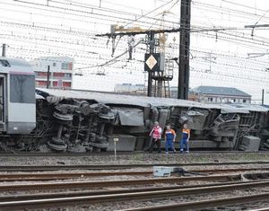 Сход поезда с рельсов под Парижем привел к множеству жертв