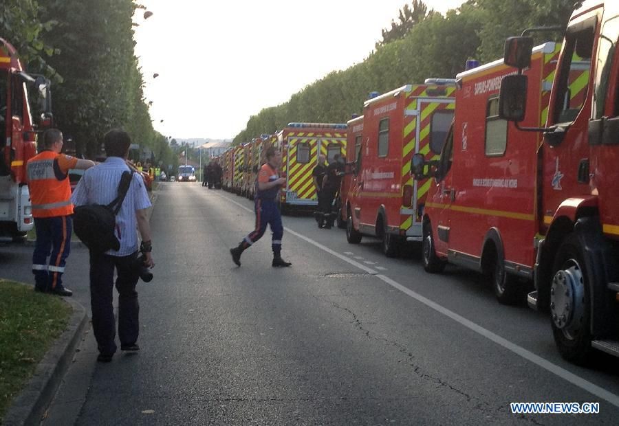 Сход поезда с рельсов под Парижем привел к множеству жертв