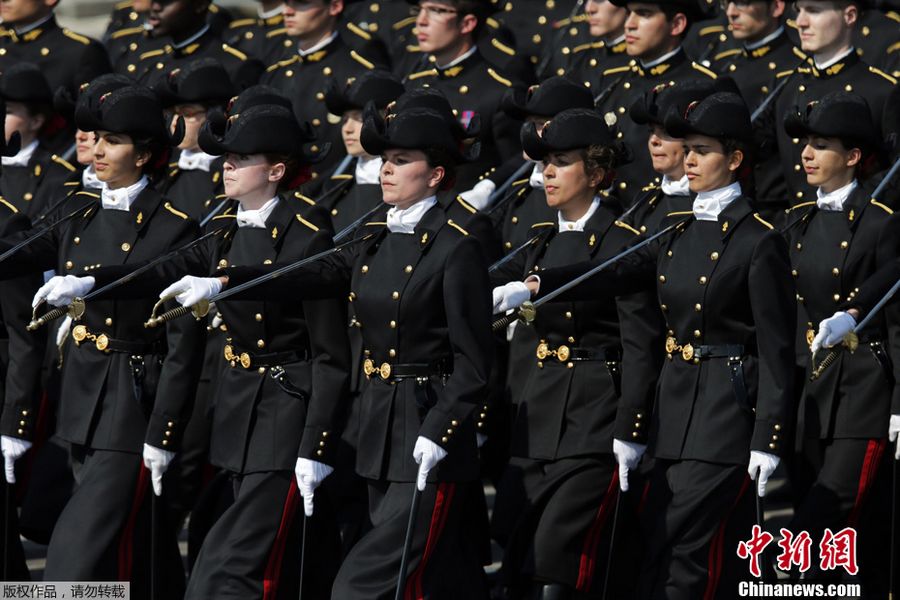 Во Франции состоялся военный парад по случаю Национального праздника