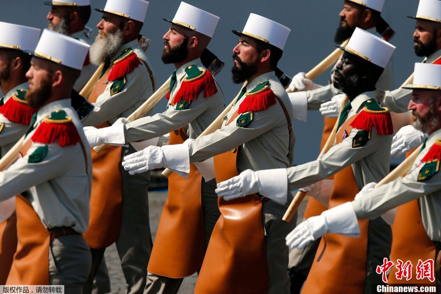 Во Франции состоялся военный парад по случаю Национального праздника