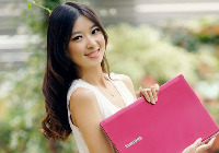 Красавицы показывают ноутбук ATIV Book 5 от «Samsung»