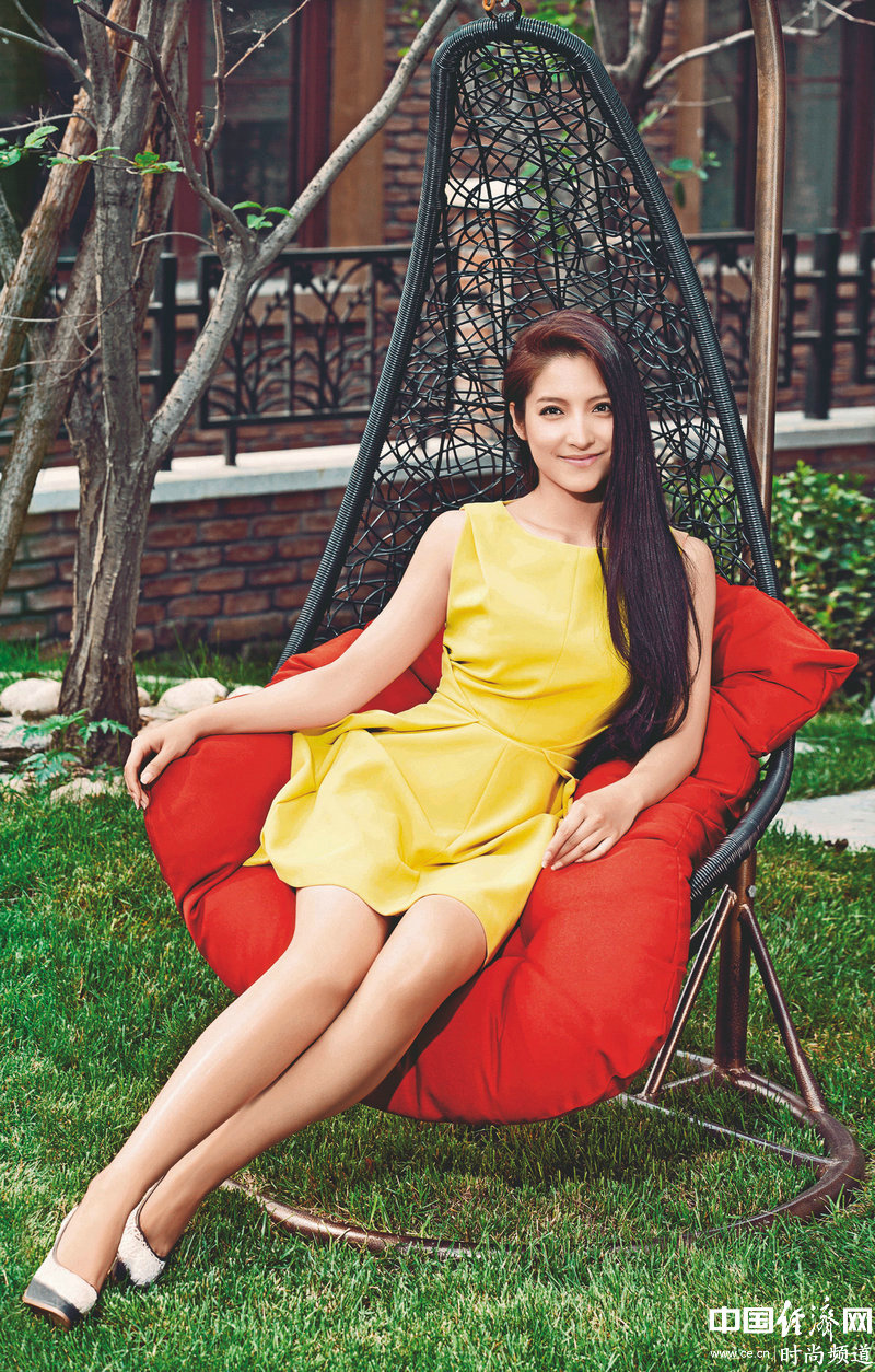 Молодая актриса Пань Чэнь на обложке модного журнала