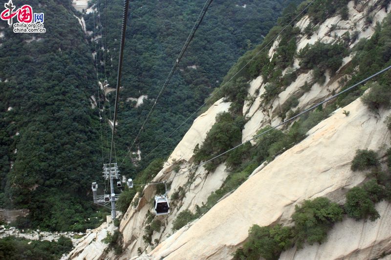 В Хуашане более 210 известных достопримечательностей, горы богаты туристическими ресурами, уникальным ландшафтом, называются «корнем Хуася (древнее название Китая)». В Хуашане более 210 известных достопримечательностей, горы богаты туристическими ресурами, уникальным ландшафтом, называются «корнем Хуася (древнее название Китая)».