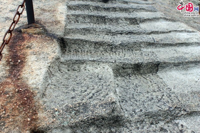 Хуашань расположены в г. Хуаинь провинции Шэньси, имеют высоту 2154,9 над уровнем моря, являются самыми высоками среди пяти наиболее прославленных в Китае гор. Хуашань расположены в г. Хуаинь провинции Шэньси, имеют высоту 2154,9 над уровнем моря, являются самыми высоками среди пяти наиболее прославленных в Китае гор.