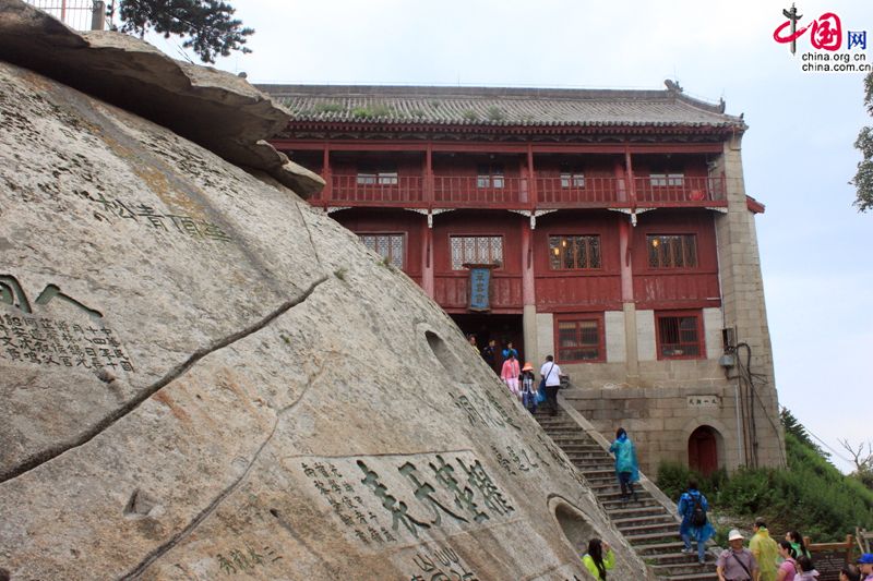 Хуашань расположены в г. Хуаинь провинции Шэньси, имеют высоту 2154,9 над уровнем моря, являются самыми высоками среди пяти наиболее прославленных в Китае гор. Хуашань расположены в г. Хуаинь провинции Шэньси, имеют высоту 2154,9 над уровнем моря, являются самыми высоками среди пяти наиболее прославленных в Китае гор.