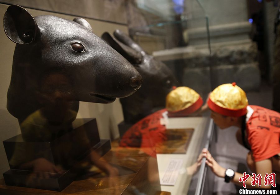 Бронзовые головы кролика и крысы представлены в Национальном музее Китая