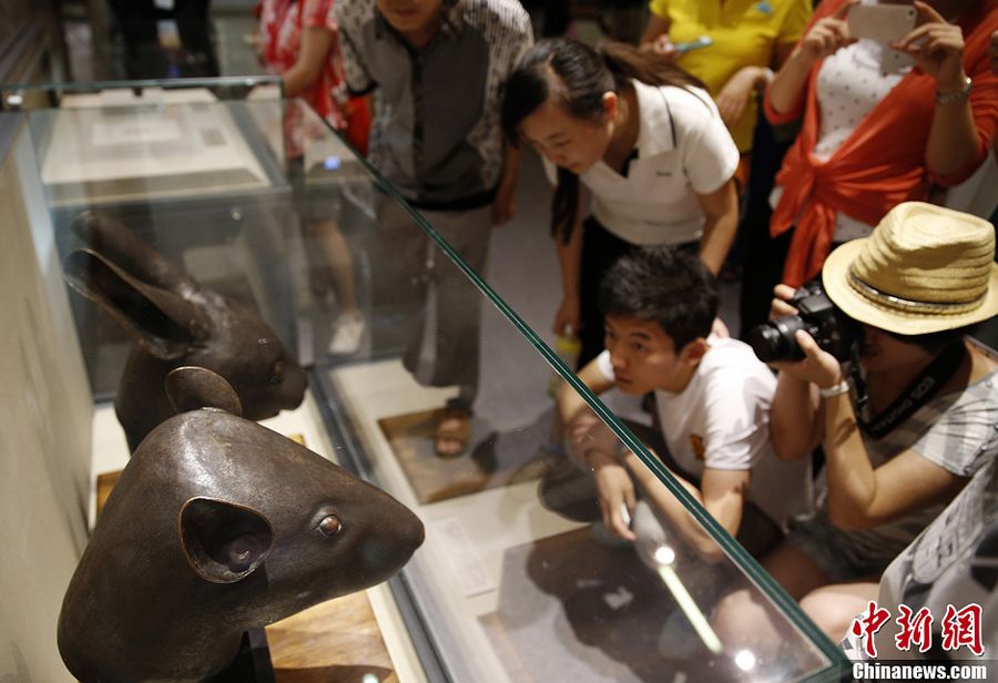 Бронзовые головы кролика и крысы представлены в Национальном музее Китая