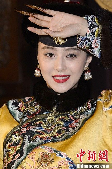 Новый образ Фань Бинбин в парадном платье императрицы