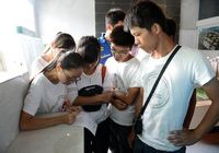 Семь китайских студентов бросают вызовы выживанию в незнакомом городе