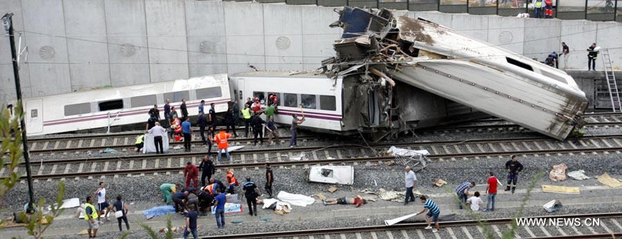 В Испании с рельс сошел поезд, погибло не менее 35 человек