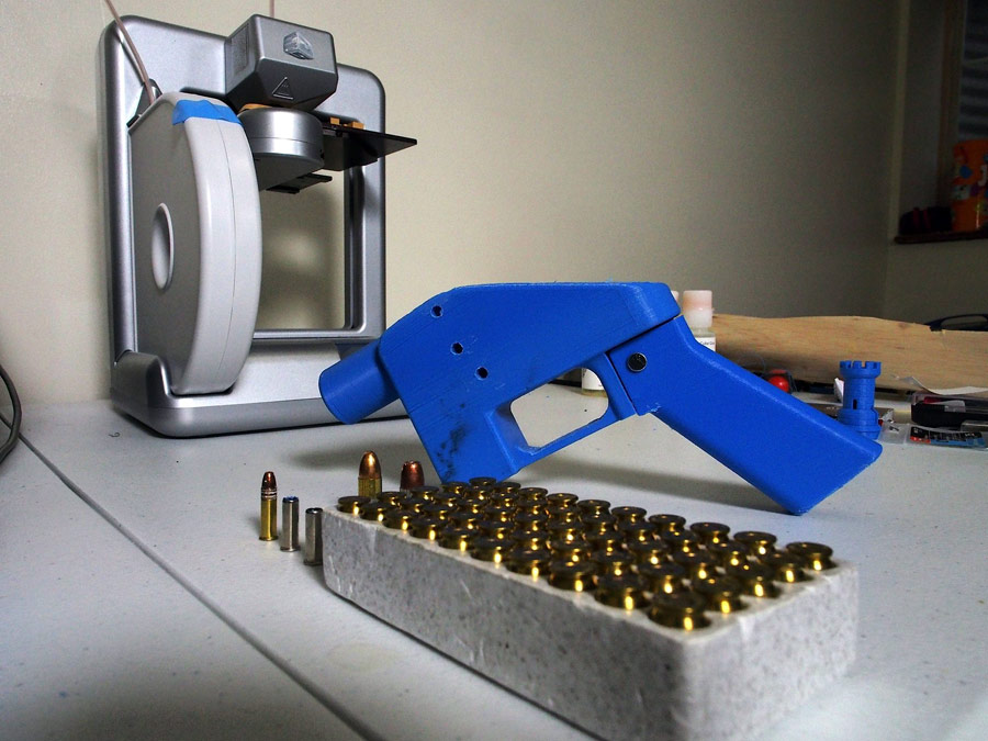 Данный одноразовый пистолет сделан из пластика, все его части были напечатаны на 3D-принтере и потом собраны вместе. Говорят, это первое оружие в мире, все части которого выполнены на 3D-принтере.