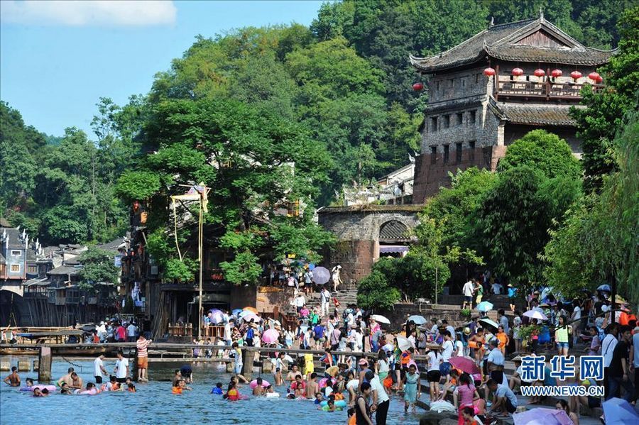 Древний город Фэнхуан встречает пик туризма в летние каникулы