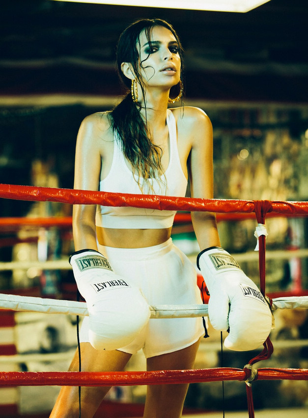Сексуальная модель Эмили Ратажковски в образе боксера