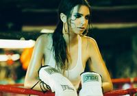 Сексуальная модель Эмили Ратажковски в образе боксера