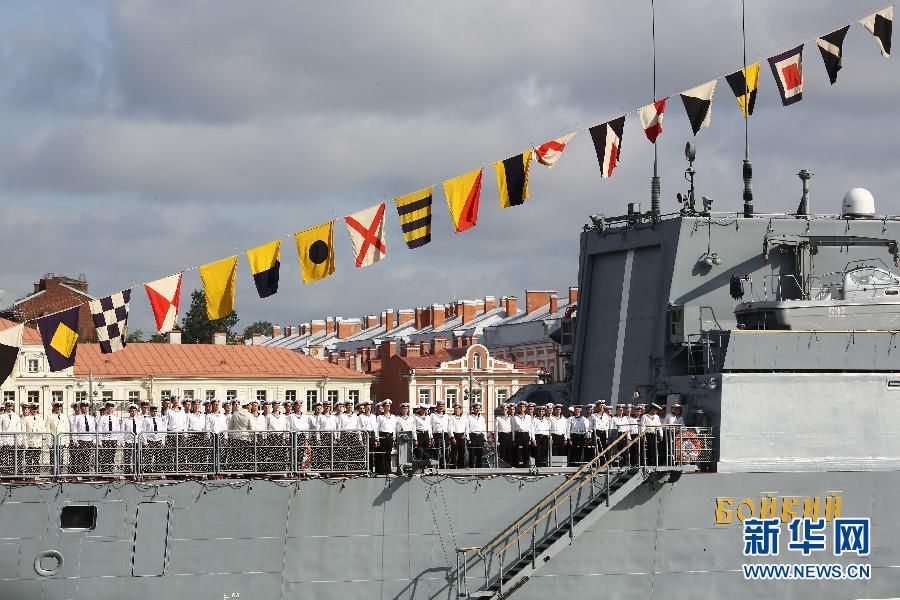 В Санкт-Петербурге празднуют день ВМФ