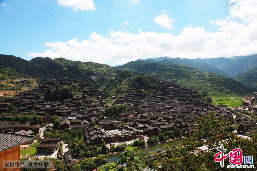 Цяньхумяочжай – самое большое в Китае село национальности «мяо» 
