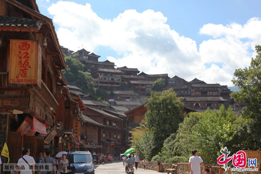 Цяньхумяочжай – самое большое в Китае село национальности «мяо» 
