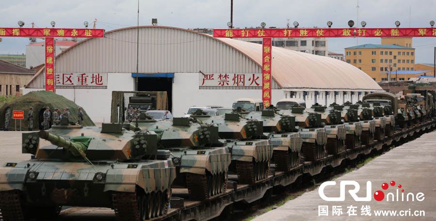 Участвующая в учениях «Мирная миссия-2013» бронетехника китайской стороны погружена на КПП Маньчжурия 