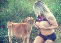 Шок! Бразильская модель кормит животных грудью 