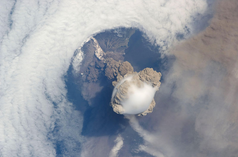 Как выглядит извержение вулкана из космоса _russian.china.org.cn