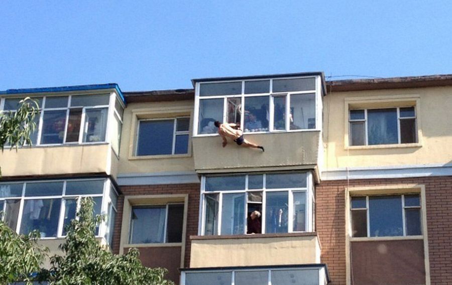 В 7:40 утра 31 июля жители, проживающие рядом с 63-м домом района Наньху Синьцунь города Чанчунь провинции Цзилинь, заметили мужчину на шестом этаже, висевшего наполовину за окном. 