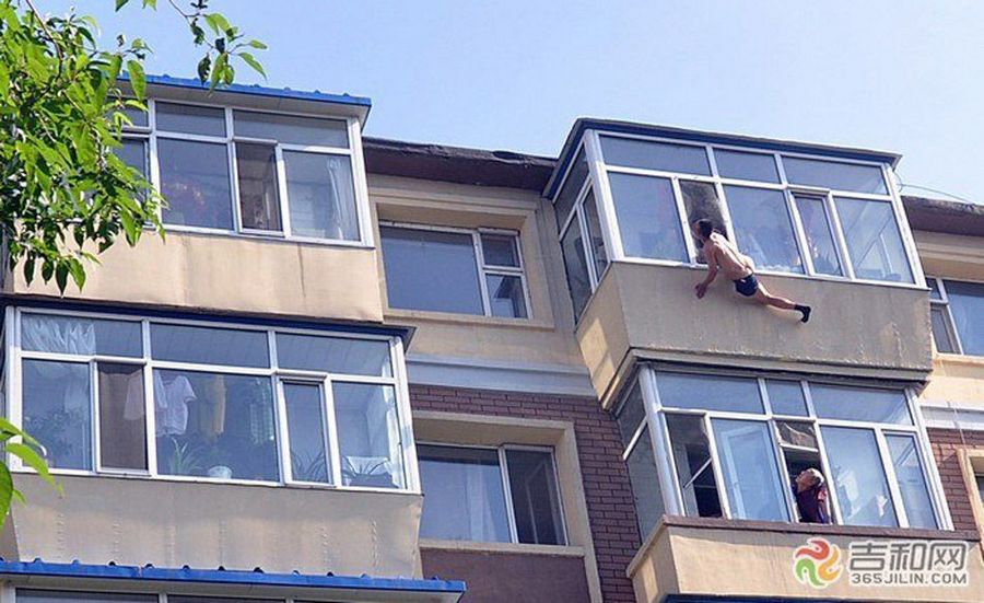 В 7:40 утра 31 июля жители, проживающие рядом с 63-м домом района Наньху Синьцунь города Чанчунь провинции Цзилинь, заметили мужчину на шестом этаже, висевшего наполовину за окном. 