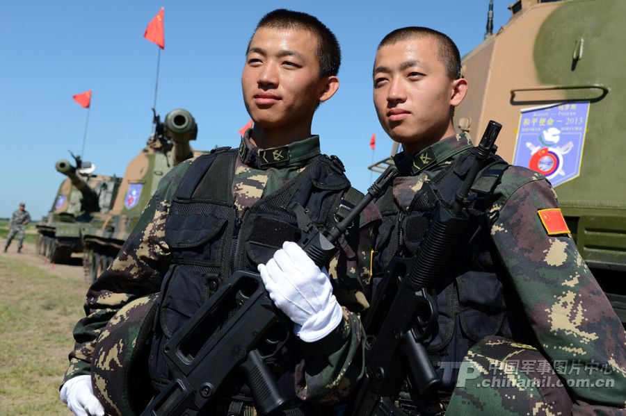 Китайские солдаты, участвующие в военных учениях «Мирная мисся-2013»
