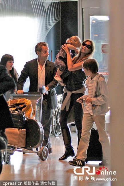 Саркози с женой и дочкой появились в аэропорту Майами