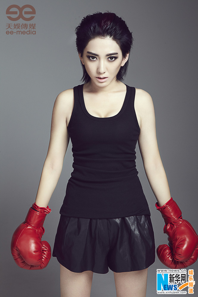 Популярная певица Лю Синь в образе боксера