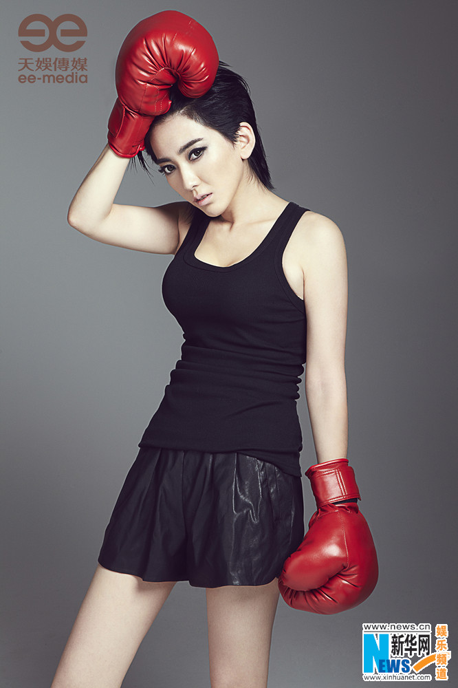 Популярная певица Лю Синь в образе боксера
