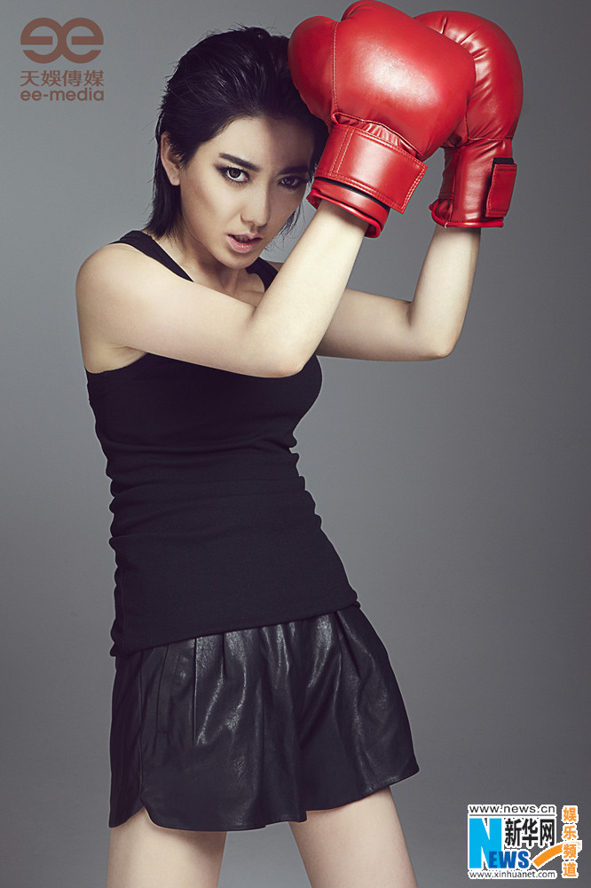 Популярная певица Лю Синь в образе боксера