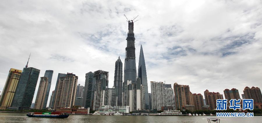 Высота строящегося здесь первого по высоте небоскреба в Китае достигла 580 метров. На нем завершено возведение последнего, 125-го этажа.