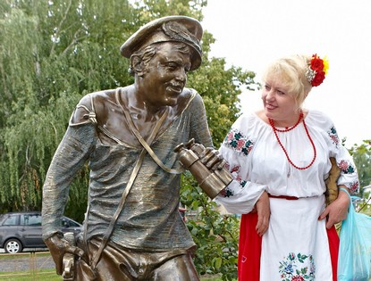 Памятник героям фильма 'Свадьба в Малиновке' установлен в Харькове