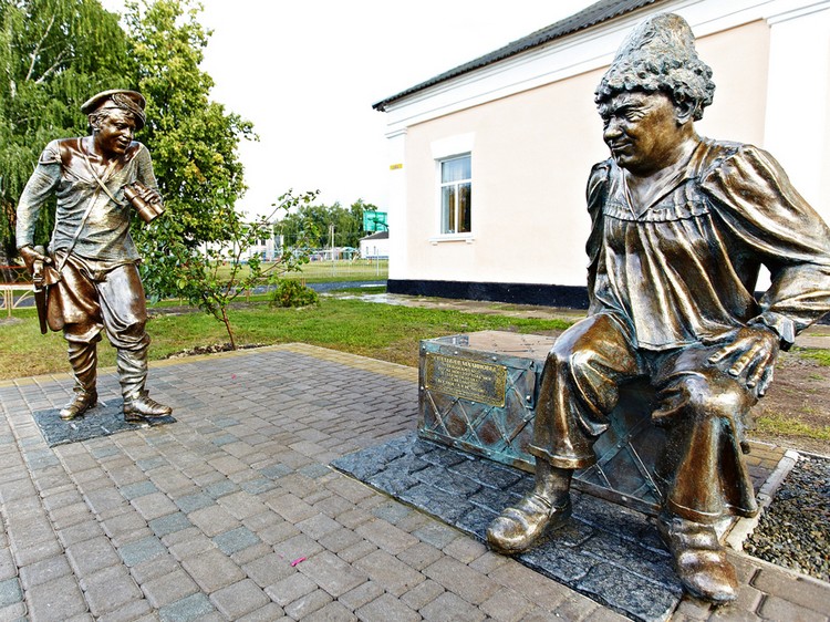 Памятник героям фильма 'Свадьба в Малиновке' установлен в Харькове