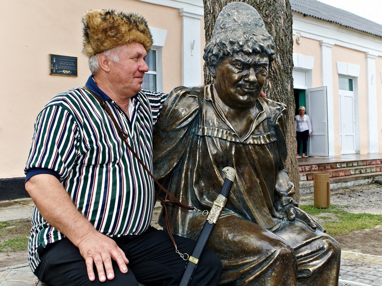 Памятник героям фильма 'Свадьба в Малиновке' установлен в Харькове