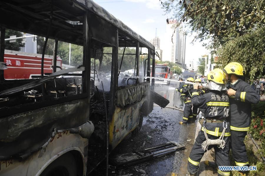 Один человек погиб, еще несколько получили ранения при пожаре в автобусе в городе Урумчи