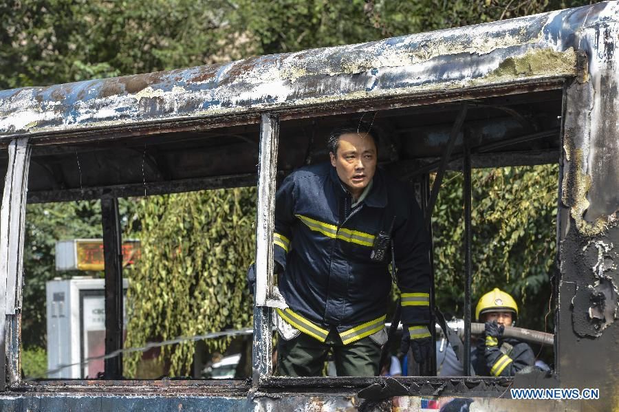 Один человек погиб, еще несколько получили ранения при пожаре в автобусе в городе Урумчи