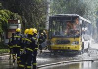 Один человек погиб, еще несколько получили ранения при пожаре в автобусе в городе Урумчи