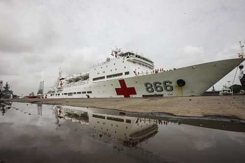 Судно-госпиталь ВМС НОАК 'Мирный ковчег' прибыло в Индию