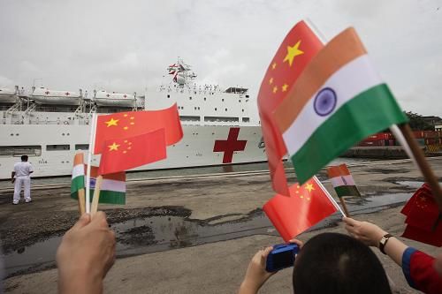 Судно-госпиталь ВМС НОАК 'Мирный ковчег' прибыло в Индию