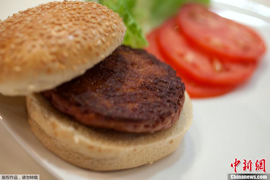 Местный повар немного поджарил ее на сливочном и подсолнечное масле, приготовив первый в мире гамбургер из «искусственной котлеты», в лондонском ресторане провели его дегустацию.