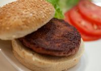 Первый в мире гамбургер из «искусственной котлеты» стоимостью 250 тысяч евро