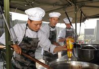 Фото: приготовление еды в казарме учений «Мирная миссия 2013»