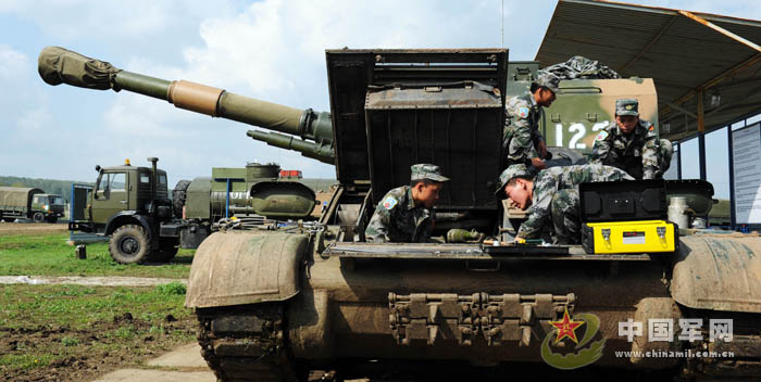 На фото: отряд поддержки Китая тщательно ухаживает за 152-мм самоходной артиллерийской установкой.