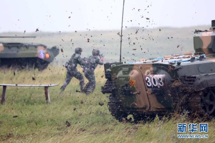 В рамках китайско-российских совместных военных учений &apos;Мирная миссия-2013&apos; организована первая общая отработка практических действий войск