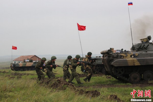 В рамках китайско-российских совместных военных учений 'Мирная миссия-2013' организованы первые боевые стрельбы