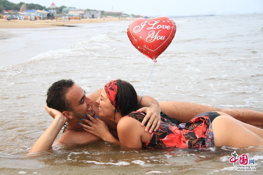 Романтично! Иностранная пара отметила китайский праздник влюбленных - Циси на морском пляже Наньдайхэ