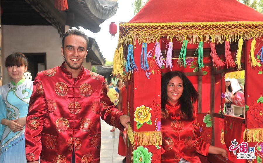 Романтично! Иностранная пара отметила китайский праздник влюбленных - Циси на морском пляже Наньдайхэ