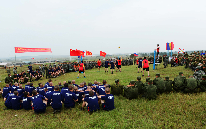 11 августа 2013, во второй половине дня, офицеры и солдаты двух стран, принявшие участие в учениях «Мирная миссия 2013», в казарме на Чебаркульском полигоне провели спортивные состязания по перетягиванию каната и волейболу. 