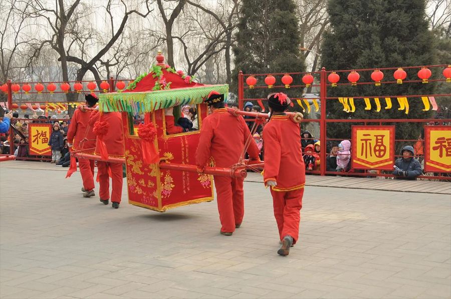 Оживлённое императорское храмовое гулянье в парке Юаньминъюань 